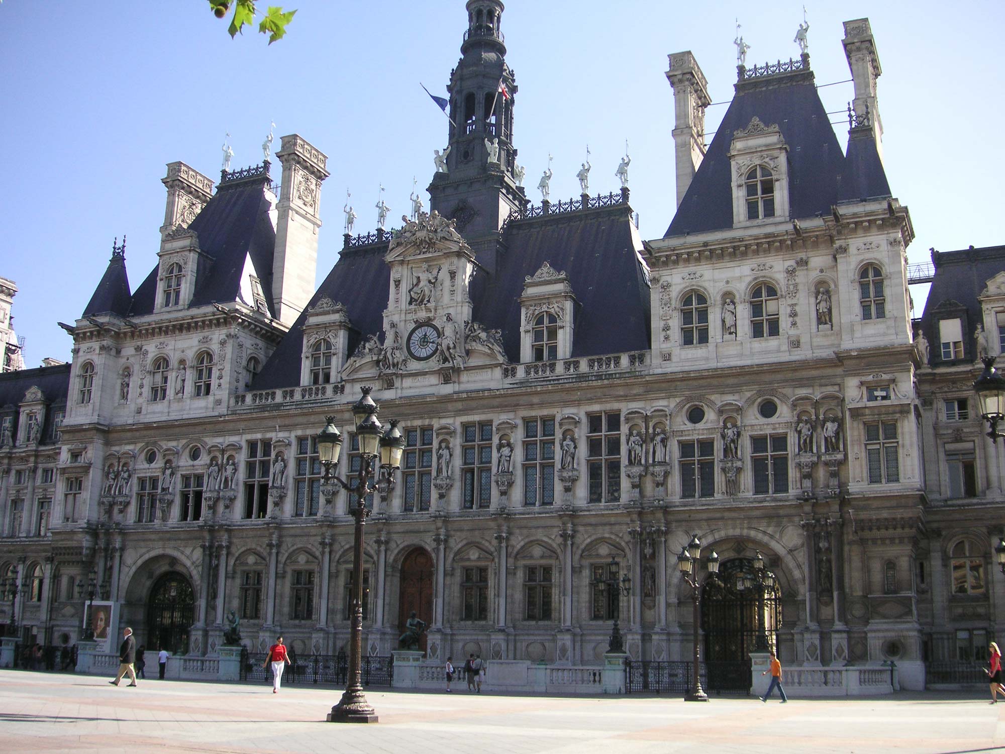 Hotel de ville, vu de la place